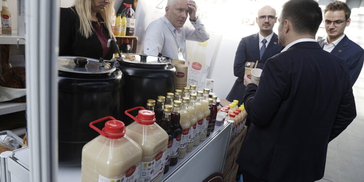 Będą astropierogi, rzemieślnicze piwo, karpie i wędliny z jelenia… - Radio Kielce 6.11.2024. Targi Kielce. VI Targi Marek Własnych. / Fot. Jarosław Kubalski - Radio Kielce