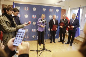 14.11.2024 Kielce. Ministra edukacji narodowej Barbara Nowacka wręczyła w Kielcach nagrody „Pasjonaci” trzem nauczycielom. Na zdjęciu od lewej: Barbara Nowacka, Krzysztof Górski, Robert Warda i Waldemar Tomala / Fot. Jarosław Kubalski - Radio Kielce