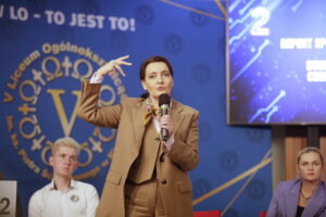 14.11.2024 Kielce. Debata „Młodzi - teraźniejszość dla przyszłości. Oswajamy cyberprzestrzeń!". Minister do spraw polityki senioralnej Marzena Okła-Drewnowicz / Fot. Jarosław Kubalski - Radio Kielce