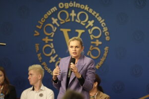 14.11.2024 Kielce. Debata „Młodzi - teraźniejszość dla przyszłości. Oswajamy cyberprzestrzeń!". Minister edukacji narodowej Barbara Nowacka / Fot. Jarosław Kubalski - Radio Kielce