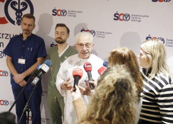 Na zdjęciu: (od lewej): dr n. med. Mateusz Obarzanowski, specjalista urologii, zastępca kierownika Kliniki Urologii ŚCO; dr Andrzej Niewczas, specjalista urologii; prof. Stanisław Góźdź, dyrektor ŚCO / Fot. Jarosław Kubalski - Radio Kielce