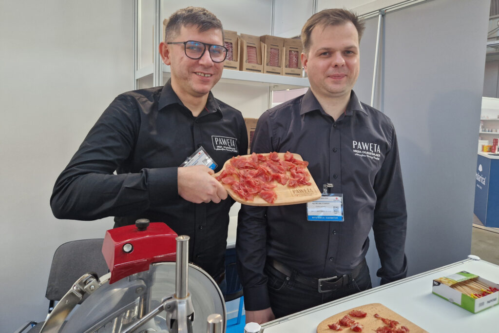 Polskie wędliny dojrzewające już na rynku 2 Podczas Targów Marek Własnych w Kielcach jedną z ciekawych propozycji firmy branży mięsnej były wędliny dojrzewające – polska nowość na rynku. / Fot. Marzena Smoręda - Radio Kielce