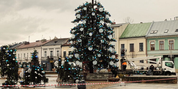 28.11.2024 Kielce. Montaż choinki na Rynku / Fot. Jarosław Kubalski - Radio Kielce