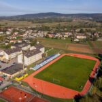 Nowy stadion sportowy chlubą mieszkańców Bielin - Radio Kielce