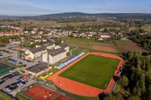 Nowy stadion sportowy chlubą mieszkańców Bielin - Radio Kielce