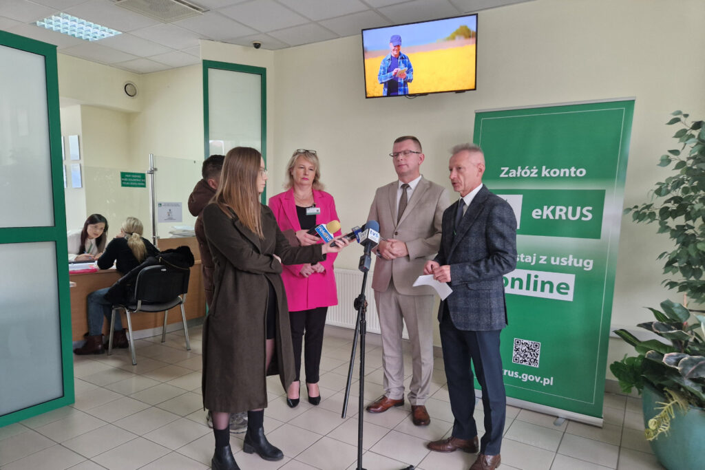 Dzień z eKRUS. Przyjechało wielu rolników 2 Aby założyć indywidualne konto na portalu e-KRUS przyjechało wielu rolników. / Fot. Marzena Smoręda - Radio Kielce