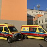 26.11.2024. Staszów. Przekazanie dwóch nowych karetek dla szpitala / Fot. Grażyna Szlęzak - Radio Kielce