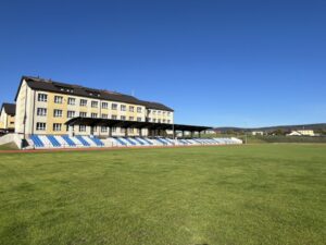 Nowy stadion sportowy chlubą mieszkańców Bielin - Radio Kielce