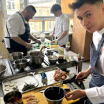 W Zespole Szkół Przemysłu Spożywczego w Kielcach odbyło się wspólne gotowanie uczniów z absolwentami - szefami kuchni z naszego regionu. / Fot. archiwum prywatne