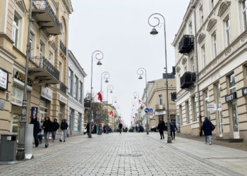 7.11.2024 Kielce. Wieszanie flag na ul Sienkiewicza. / Aleksandra Kwaśniewska - Radio Kielce