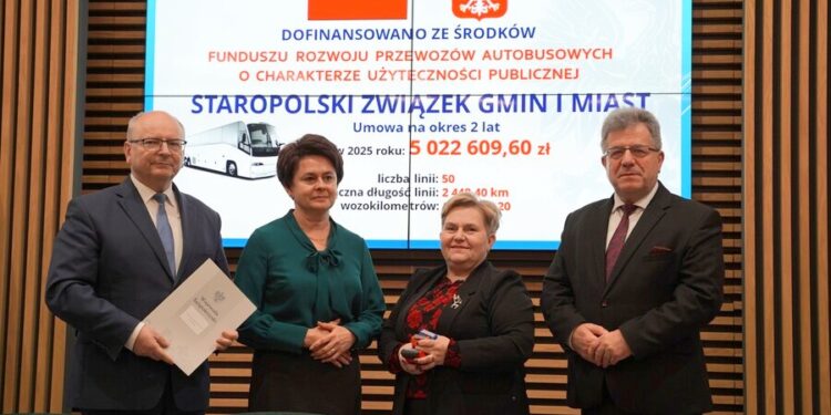 23.12.2024. Kielce. Podpisanie umów na rządowe dopłaty do uruchomienia linii autobusowych / źródło: kielce.uw.gov.pl