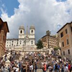 Muzyczne podróże przez świat. Włochy. Rzym. Schody Hiszpańskie i kościół Trinità dei Monti oraz The Keats-Shelley Memorial House (z prawej) / Fot. Paweł Grzesik