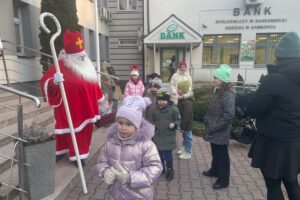 18.12.2024. Samborzec. Wspólne ubieranie choinki / Fot. Grażyna Szlęzak - Radio Kielce