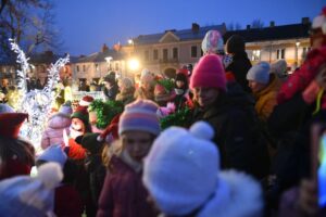 06.12.2024. Końskie. Choinka i świąteczne iluminacje na rynku / Fot. Magdalena Galas-Klusek – Radio Kielce