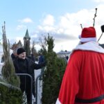 Końskie. Rozdawanie choinek podczas Jarmarku Bożonarodzeniowego / Fot. Magdalena Galas-Klusek - Radio Kielce