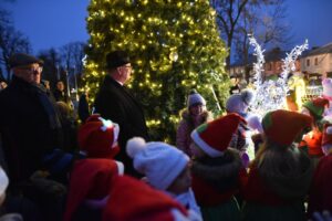 06.12.2024. Końskie. Choinka i świąteczne iluminacje na rynku / Fot. Magdalena Galas-Klusek – Radio Kielce