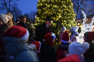 06.12.2024. Końskie. Choinka i świąteczne iluminacje na rynku / Fot. Magdalena Galas-Klusek – Radio Kielce