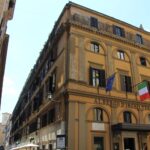 Muzyczne podróże przez świat. Włochy. Rzym. Albergo d’Inghilterra przy Via Bocca di Leone z tablicą poświęconą Henrykowi Sienkiewiczowi / Fot. Paweł Grzesik