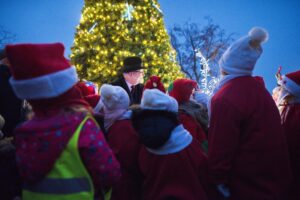 06.12.2024. Końskie. Choinka i świąteczne iluminacje na rynku / Fot. Magdalena Galas-Klusek – Radio Kielce