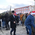 Końskie. Rozdawanie choinek podczas Jarmarku Bożonarodzeniowego / Fot. Magdalena Galas-Klusek - Radio Kielce