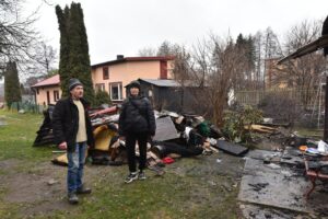 Na zdjęciu: pani Zofia i jej szwagier, który dzieli z nią podwórko / Fot. Magdalena Galas-Klusek - Radio Kielce