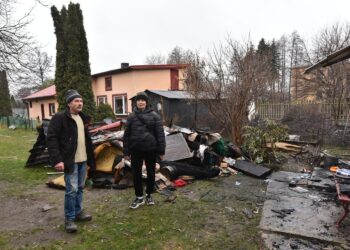 Na zdjęciu: pani Zofia i jej szwagier, który dzieli z nią podwórko / Fot. Magdalena Galas-Klusek - Radio Kielce