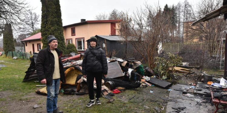 Na zdjęciu: pani Zofia i jej szwagier, który dzieli z nią podwórko / Fot. Magdalena Galas-Klusek - Radio Kielce