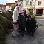 Końskie. Rozdawanie choinek podczas Jarmarku Bożonarodzeniowego / Fot. Magdalena Galas-Klusek - Radio Kielce