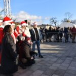 Końskie. Rozdawanie choinek podczas Jarmarku Bożonarodzeniowego / Fot. Magdalena Galas-Klusek - Radio Kielce