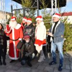 Końskie. Rozdawanie choinek podczas Jarmarku Bożonarodzeniowego / Fot. Magdalena Galas-Klusek - Radio Kielce
