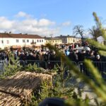 Końskie. Rozdawanie choinek podczas Jarmarku Bożonarodzeniowego / Fot. Magdalena Galas-Klusek - Radio Kielce