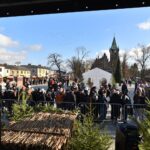 Końskie. Rozdawanie choinek podczas Jarmarku Bożonarodzeniowego / Fot. Magdalena Galas-Klusek - Radio Kielce