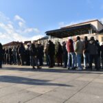 Końskie. Rozdawanie choinek podczas Jarmarku Bożonarodzeniowego / Fot. Magdalena Galas-Klusek - Radio Kielce