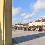 Końskie. Rozdawanie choinek podczas Jarmarku Bożonarodzeniowego / Fot. Magdalena Galas-Klusek - Radio Kielce