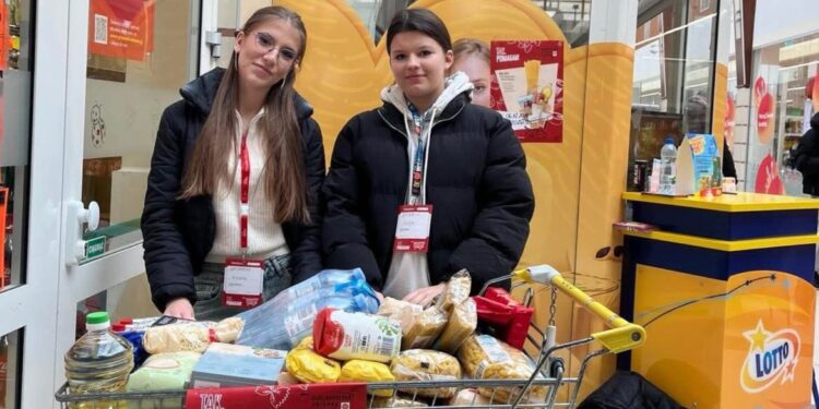 Kielczanie chętnie wspierają przedświąteczną zbiórkę żywności - Radio Kielce Sandomierska Caritas zbiera żywność