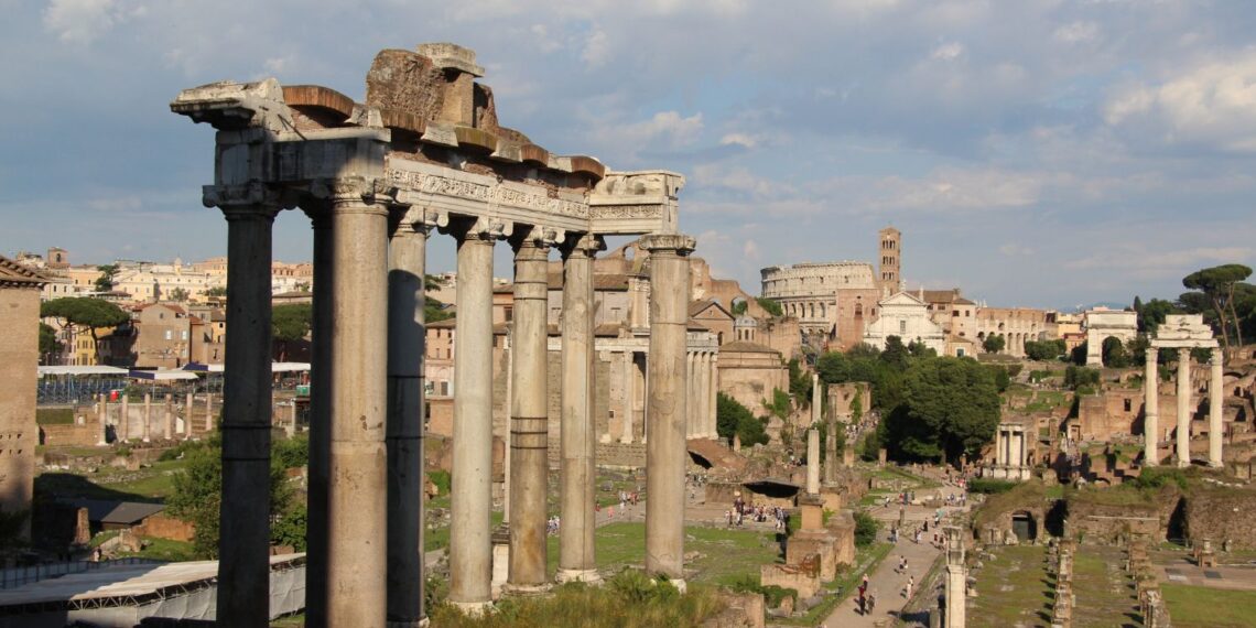 Muzyczne podróże przez świat. Włochy. Rzym. Forum Romanum i Koloseum (w głębi) / Fot. Paweł Grzesik