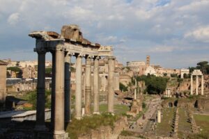 Muzyczne podróże przez świat. Włochy. Rzym. Forum Romanum i Koloseum (w głębi) / Fot. Paweł Grzesik