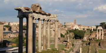 Muzyczne podróże przez świat. Włochy. Rzym. Forum Romanum i Koloseum (w głębi) / Fot. Paweł Grzesik