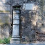 Muzyczne podróże przez świat. Włochy. Rzym. Kopia pierwszej kolumny milowej przy Via Appia Antica / Fot. Paweł Grzesik