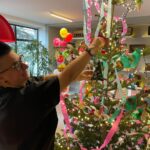 20.12.2024. Radio Kielce. Wspólne ubieranie choinki w audycji „Coraz Bliżej Weekend”. Na zdjęciu: Ania Chałacińska z Pracowni pod Kasztanem / Fot. Aleksandra Kwaśniewska - Radio Kielce