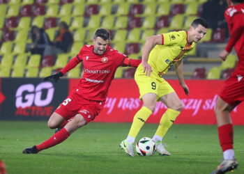 04.12.2024. Kielce. Mecz 1/8 finału Pucharu Polski Korona Kielce - Widzew Łódz. Na zdjęciu (z piłką): Jewgienij Szykawka / Fot. Wiktor Taszłow - Radio Kielce