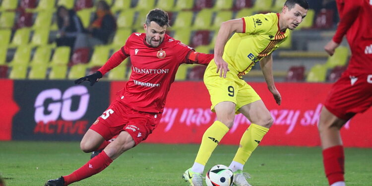 04.12.2024. Kielce. Mecz 1/8 finału Pucharu Polski Korona Kielce - Widzew Łódz. Na zdjęciu (z piłką): Jewgienij Szykawka / Fot. Wiktor Taszłow - Radio Kielce