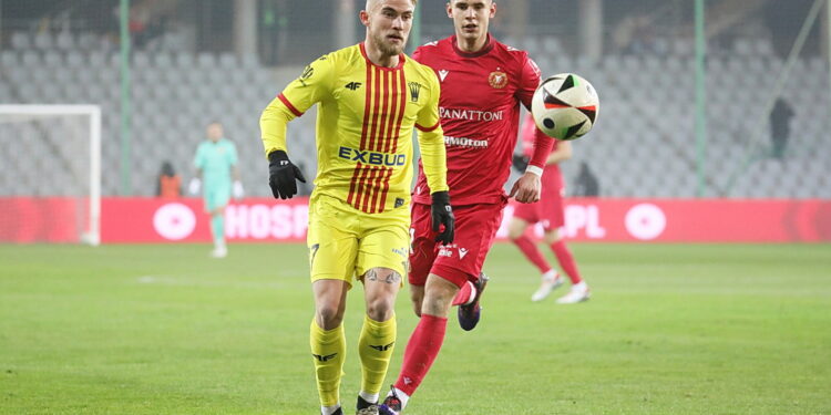 04.12.2024. Kielce. Mecz 1/8 finału Pucharu Polski Korona Kielce - Widzew Łódz. Na zdjęciu (na pierwszym planie): Mariusz Fornalczyk / Fot. Wiktor Taszłow - Radio Kielce