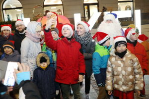 06.12.2024. Kielce. Orszak Świętego Mikołaja / Fot. Wiktor Taszłow - Radio Kielce