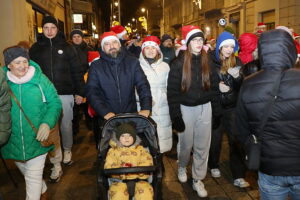 06.12.2024. Kielce. Orszak Świętego Mikołaja / Fot. Wiktor Taszłow - Radio Kielce