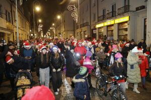 06.12.2024. Kielce. Orszak Świętego Mikołaja / Fot. Wiktor Taszłow - Radio Kielce