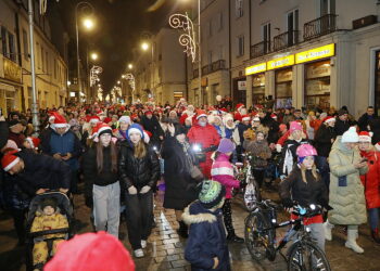 06.12.2024. Kielce. Orszak Świętego Mikołaja / Fot. Wiktor Taszłow - Radio Kielce