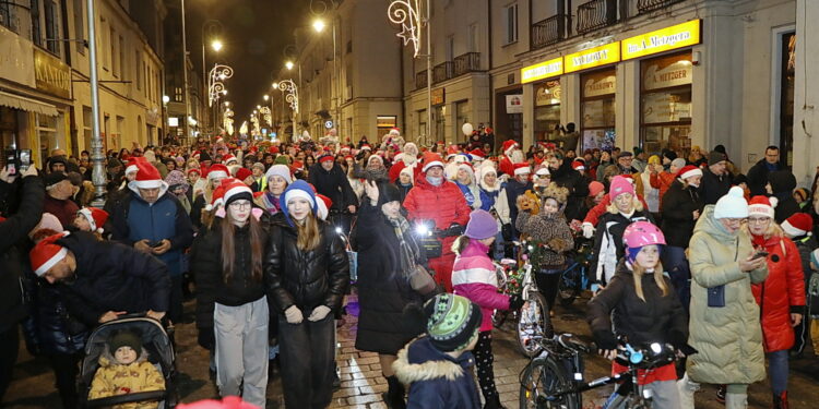 06.12.2024. Kielce. Orszak Świętego Mikołaja / Fot. Wiktor Taszłow - Radio Kielce