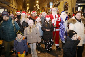 06.12.2024. Kielce. Orszak Świętego Mikołaja / Fot. Wiktor Taszłow - Radio Kielce