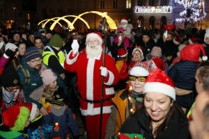 06.12.2024. Kielce. Orszak Świętego Mikołaja / Fot. Wiktor Taszłow - Radio Kielce